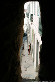 Вид на соседнюю улицу через пробоину в старой стене.