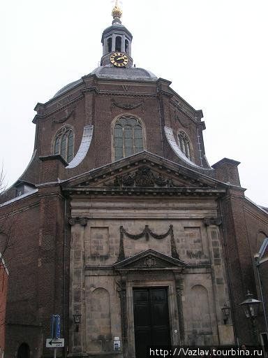 Внешний вид церкви Лейден, Нидерланды