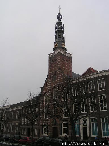 Вид на церковь с набережной Лейден, Нидерланды