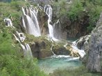 Прилетела я в Загреб, но сразу же уехала в Плитвицкий национальный парк, в котором находится несколько десятков красивейших каскадных водопадов и озер с бирюзовой водой. Вот один из них! :)