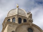 Потом я отправилась в Шибеник. Главной достопримечательностью города был собор святого Якова, охраняемый ЮНЕСКО. Это его купол.