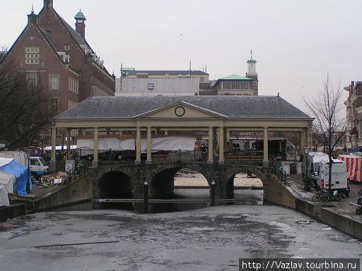 Две торговые набережные и мост. На мосту, для сведения, тоже торгуют Лейден, Нидерланды