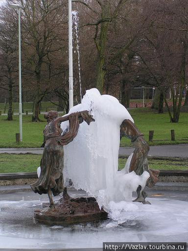 Замёрзший фонтан Три грации Роттердам, Нидерланды