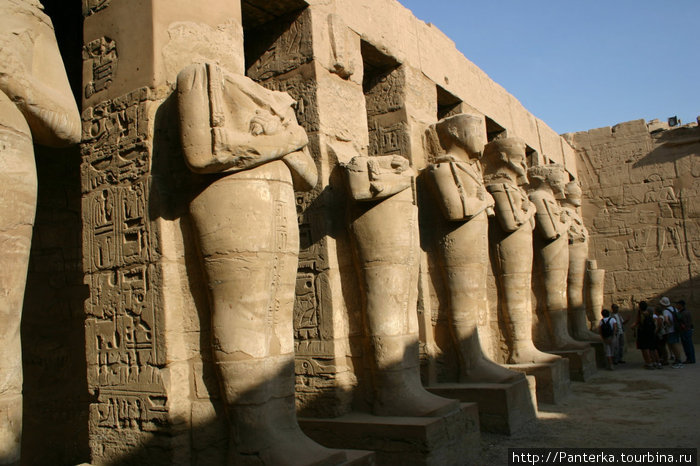 Рамсес II — чем круче фараон, тем выше его статуя, и тем их больше :) Луксор, Египет