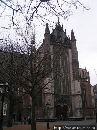 Один из фасадов церкви Лейден, Нидерланды