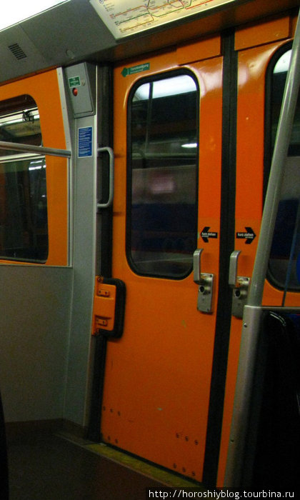 Причём кнопками открываются двери в новых метропоездах, в старых нужно дергать за ручку Вена, Австрия