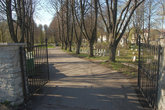 Один из двух входов на Военное кладбище