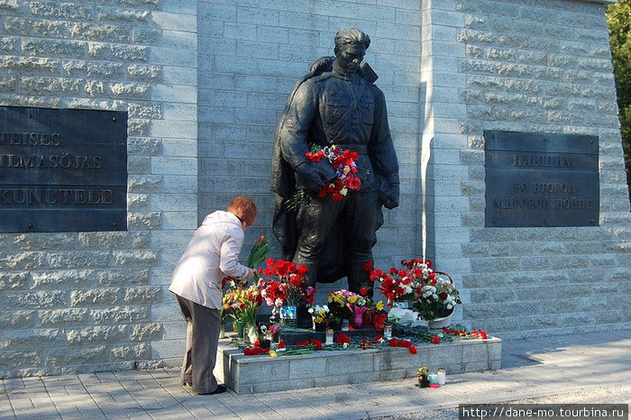 Более взрослое поколение молча приносило цветы и ухаживало за памятником. Таллин, Эстония