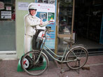 И Джеки Чан, приехав, видимо, на велосипеде рекламирует Касперского.
