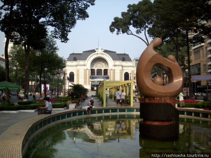 Полощадь перед зданием Оперы. Здесь все как в Европе и фонтан и современная скульптура. Хошимин, Вьетнам