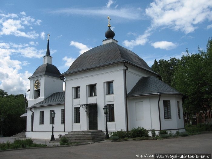 Успенская церковь. Главный вход. Подольск, Россия