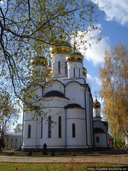 Золотые купола Никольского собора Переславль-Залесский, Россия