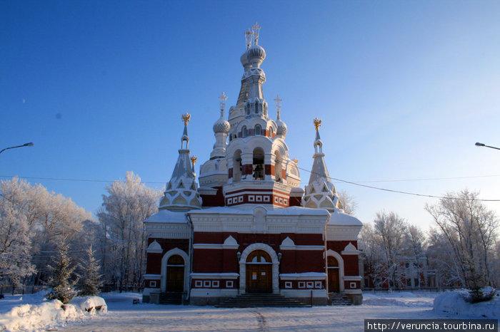 Храм был сооружен в начале 20 века по проекту видного мастера русского стиля А. И. фон Гогена. Павловск, Россия