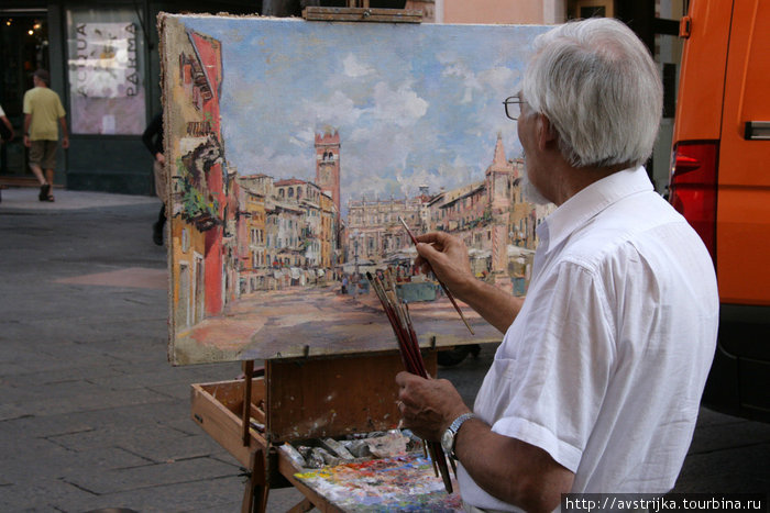 художник на площади Эрбе Верона, Италия