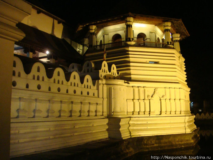 Храм зуба Будды в ночи. город Канди Шри-Ланка