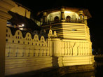 Храм зуба Будды в ночи. город Канди