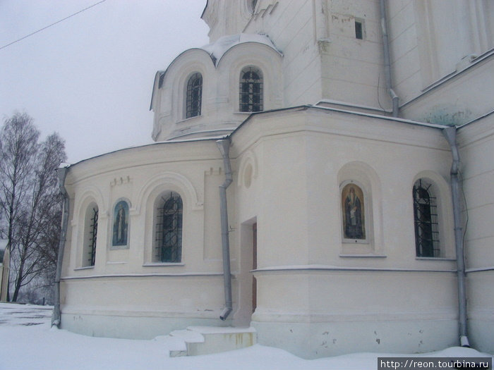 Иконы украшают Крестовоздвиженский храм не только изнутри, но и снаружи Полоцк, Беларусь