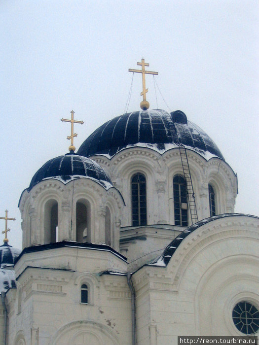 Купола храма напоминают знаменитую Святую Софию в Констатинополе
