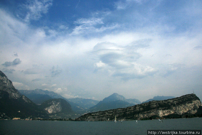 небо над озером Гарда Рива-дель-Гарда, Италия