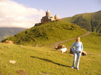 А ежели серьезно, то главной достопримечательностью Казбеги был очень красивый монастырь Троица Гергети высоко в горах. Енто я на его фоне после восхождения! :-)))