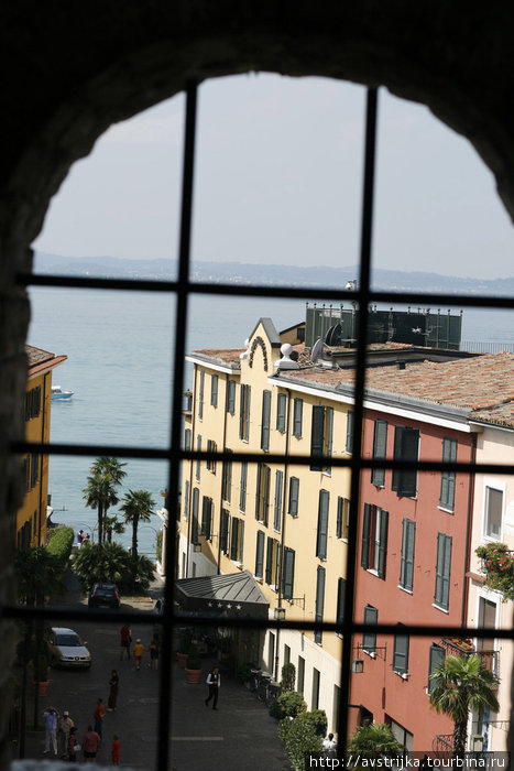 вид из окна замка Скалигеров Сирмионе, Италия