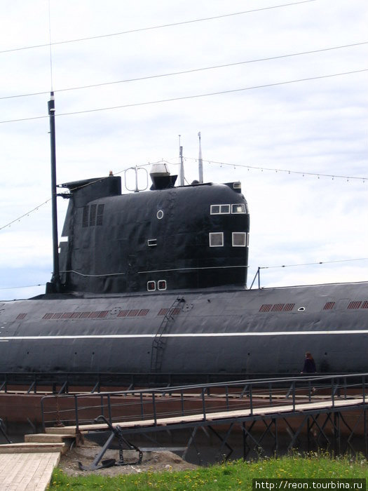 Подводная лодка Б-440 была построена в 1970 г., в движение она приводилась дизелем, несла на себе торпеды и искала в океане корабли НАТО. А в 1998 г. была списана и позже переоборудована в музей. Вытегра, Россия