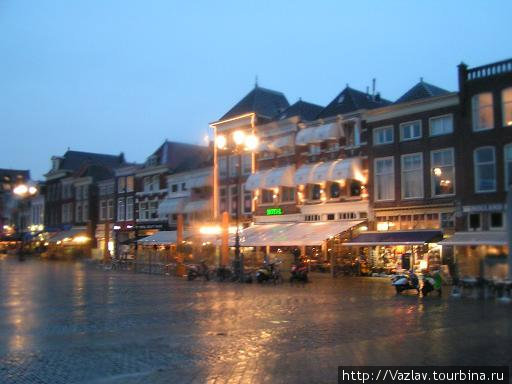 Непогода разогнала всех туристов Делфт, Нидерланды
