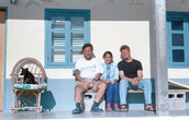Сёрфингист Питер из Германии, Семплементе Мария, я и собачка Чанга  перед хостелом.