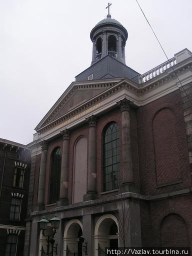 Церковь сама на себя не похожа Харлем, Нидерланды
