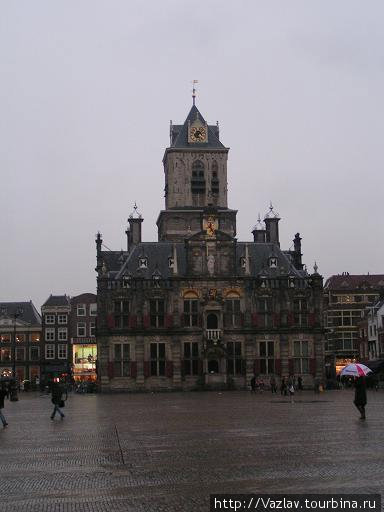 Здание ратуши стоит особняком Делфт, Нидерланды