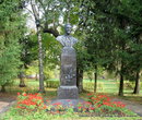 На пути — еще один памятник А. П. Чехову, более ранний.