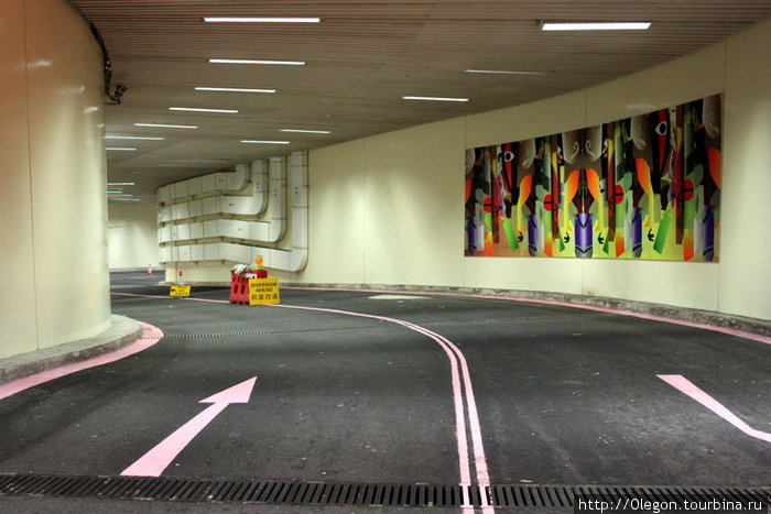 Яркие краски добавили даже на обычную стену въезда на подземную автостоянку Гонконг