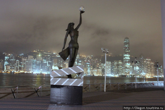 В руке фонарь, только лампочка перегорела... Гонконг
