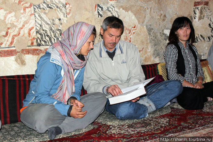 Саша с Равилем перед службой Мар-Муса-аль-Хабаси, Сирия