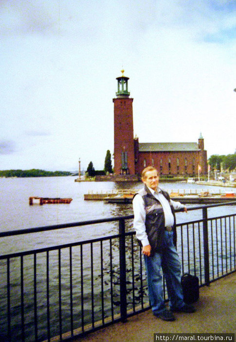 Стокгольм, август 2008. Могила Биргера Ярла возле высоченной башни Ратуши эффектно смотрится с Центрального моста (Centralbron) Стокгольм, Швеция