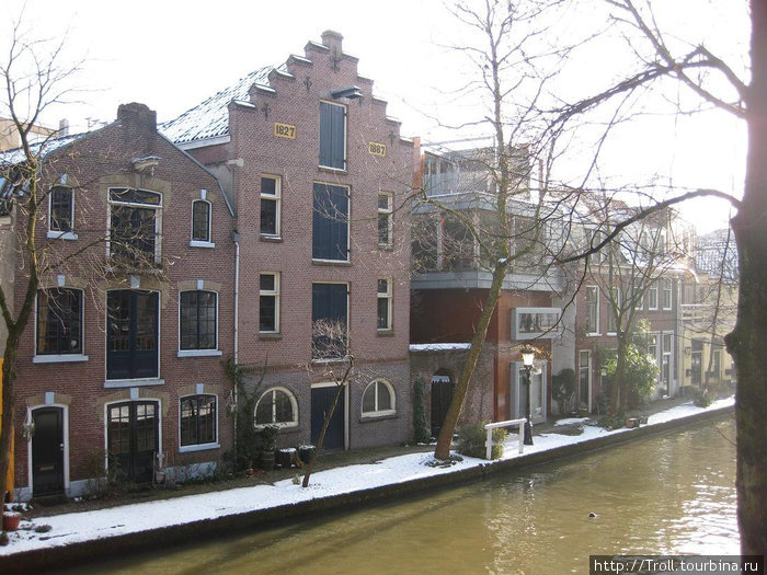 Порой дома стоят почти у самого уреза воды Утрехт, Нидерланды
