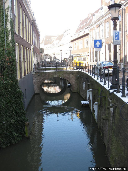 Малопосещаемая туристами часть города, за Старым каналом Утрехт, Нидерланды