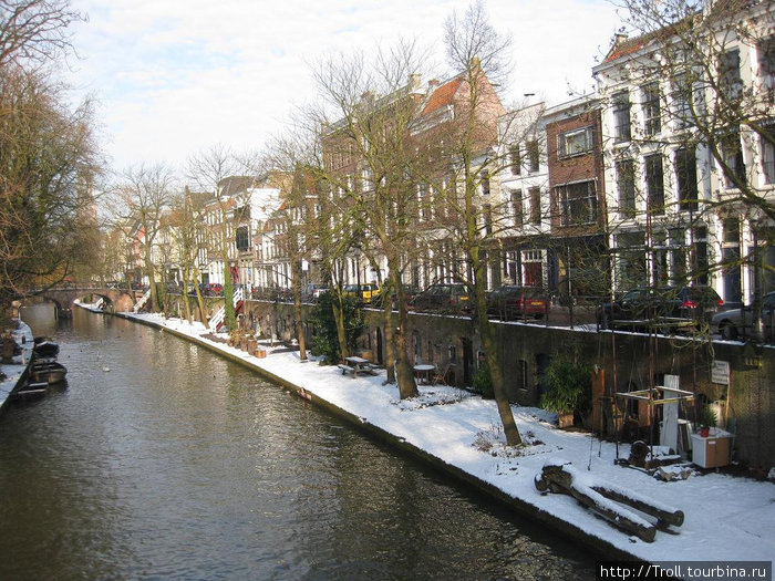 Хорошо заметна двухэтажность каналов. Летом по всей длине пьют и гуляют Утрехт, Нидерланды