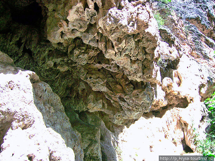Мини-пещеры у Чертова моста Воротанское ущелье, Армения