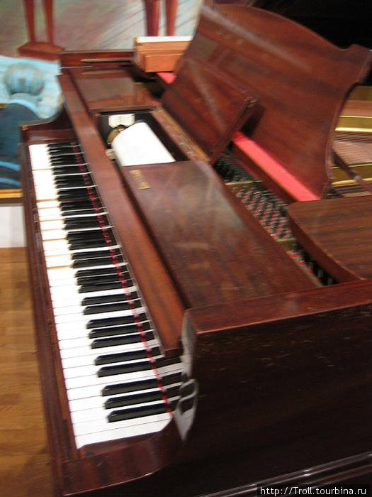 Чудо техники — самоиграющее пианино.