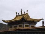 Монастырь Лабранг весьма богат — может позволить себе покрыть крыши золотом