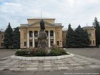 Памятник В. Ленину на площади горда перед Домом культуры.