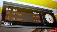 Всегда есть перронные часы со стрелками и табло со временем прихода следующего поезда. А на S-Bahn еще и расписание.