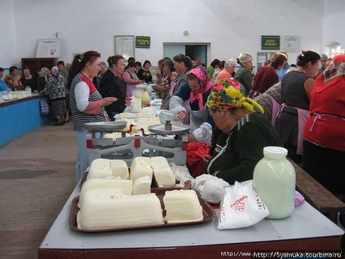 Молочный ряд. Молоко, творог, сметана, масло...Необыкновенно вкусное молоко от своих коров привозят жители ближних деревень. Первомайск, Украина