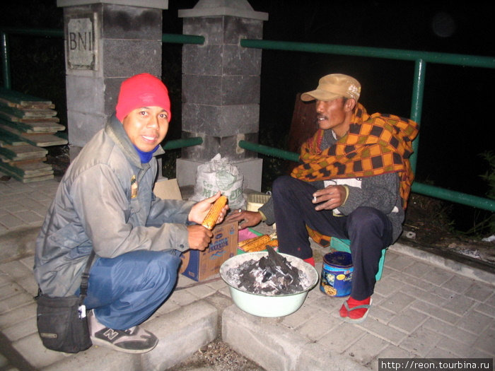 Рано утром на высоте 2 270 метров очень холодно даже в Индонезии. Местные жители греются над тазами с углями Бромо-Тенггер-Семеру Национальный Парк, Индонезия
