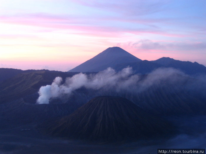 Вот уже можно получше разглядеть кратеры... На заднем плане возвышается Семеру (самая высокая гора на Яве — 3676 м), на среднем плане дымит Бромо, ближе всего — бездельничает Баток Бромо-Тенггер-Семеру Национальный Парк, Индонезия