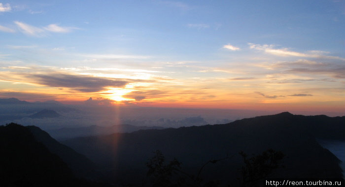Вот уже четко показалось дневное светило Бромо-Тенггер-Семеру Национальный Парк, Индонезия