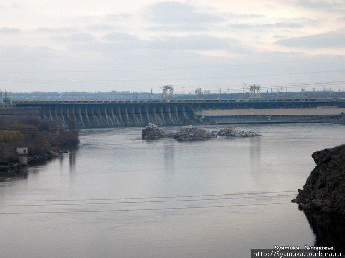 Здесь и было то самое узкое место на Днепре, где у древних была переправа. С моста хорошо видно Днепровскую ГЭС. Запорожье, Украина