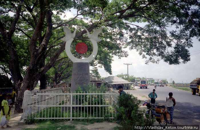 Памятник дружбы с японцами Бангладеш