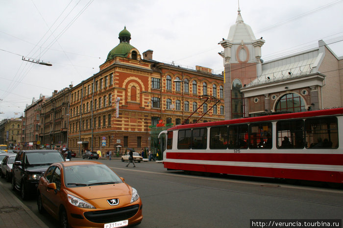 По Среднему проспекту до сих пор ходят трамваи. Санкт-Петербург, Россия